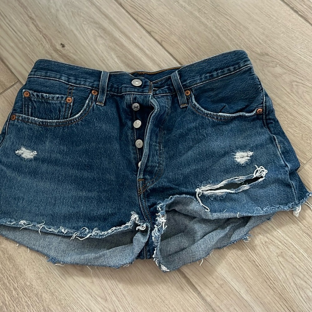 Super cute Levi’s 501 button up jeans shorts